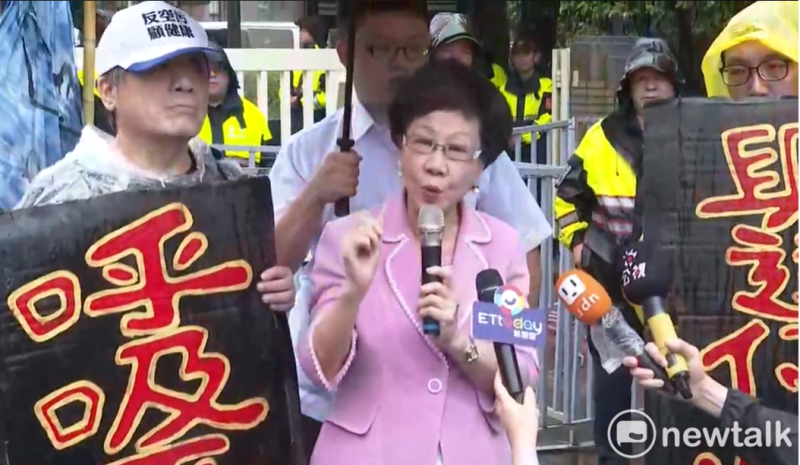 前副總統呂秀蓮今（27）天下午出席「台灣氣候行動：反空汙集會」抗議活動。   圖：謝莉慧/攝