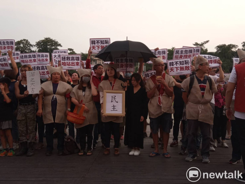 台灣基進抗議者披麻帶孝為民主送終。   圖：孫家銘／攝