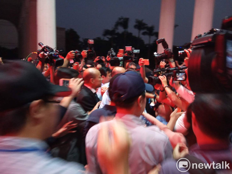 韓國瑜直接從議會前門坐車離開。   圖：孫家銘／攝