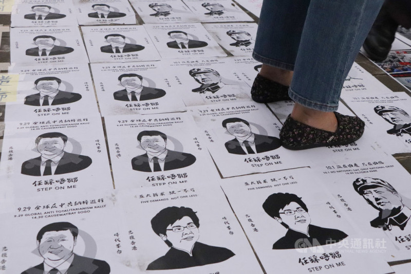 香港示威者在政府總部外面的街道上張貼中共總書記習近平、香港特首林鄭月娥以及已故中共領導人毛澤東的圖像，任人踐踏。   圖／中央社提供