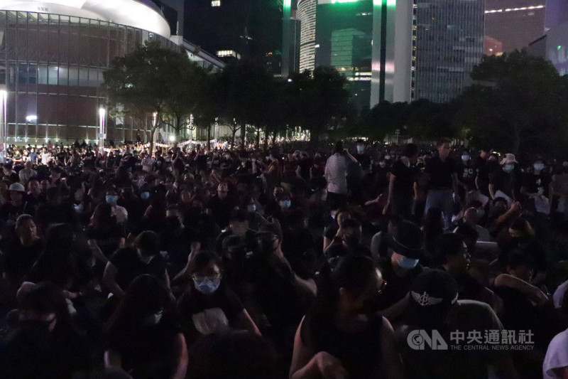 香港民陣28日晚間在添馬公園發起「928反抗威權 迎接黎明」集會，晚間7時已有大批市民參加。   圖／中央社提供