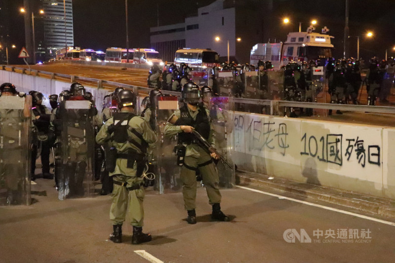 香港警方於28日晚間9時15分，完成政府總部外的驅散行動，示威者已全散去。   圖/中央社提供