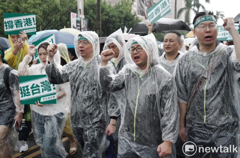 「929撐港大遊行」中，民進黨主席卓榮泰也率黨員一同參加，高舉「撐香港」、「挺台灣」牌子，大聲呼喊口號。   圖：張良一/攝影