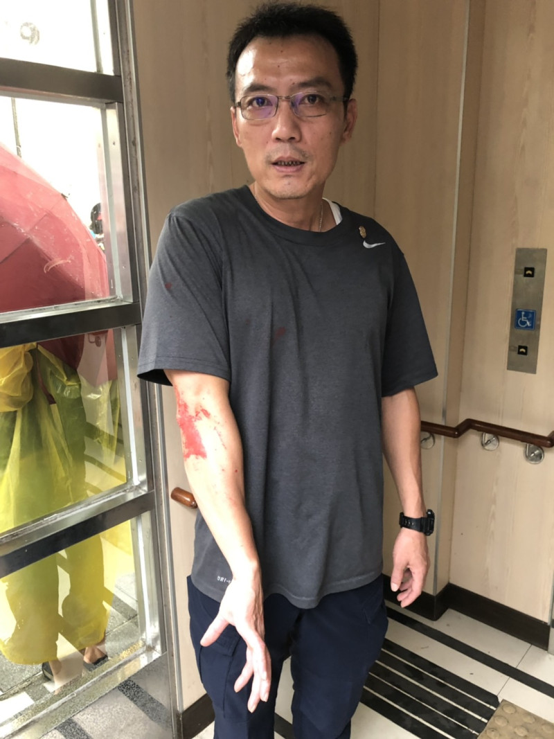 臺北市警察局黃姓警務正及蔡姓員警也遭油漆波及。   圖：台北市警局提供