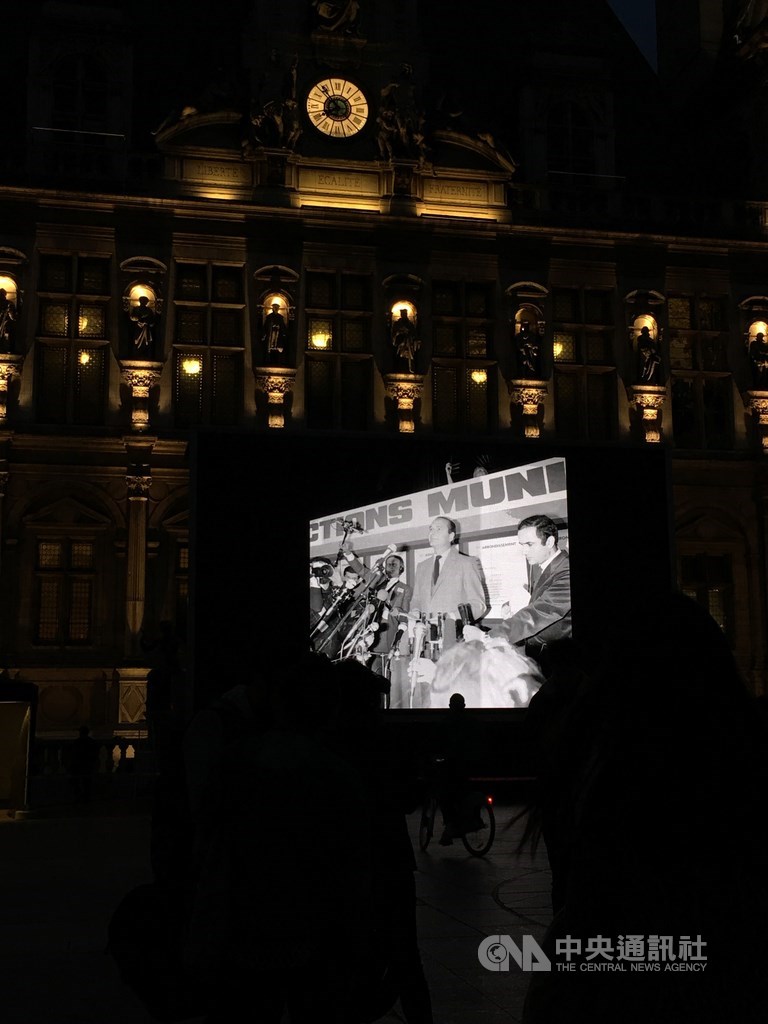 法國前總統席哈克逝世，巴黎市政府在市府前廣場架起大螢幕，投影許多席哈克的老照片。   圖：中央社記者曾依璇／攝