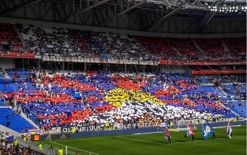 法足球迷在觀眾席上排出「雪山獅子旗」。   圖：翻攝Bad Gones 1987臉書