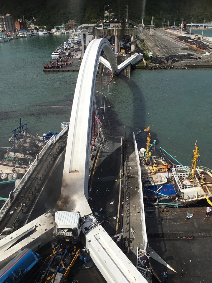 南方澳跨港大橋上午驚傳坍塌意外。   圖：翻攝自李明哲臉書