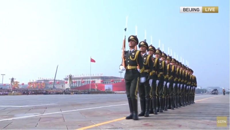中國大陸今天（1日）在天安門廣場舉行盛大的軍事遊行和群眾遊行，以紀念中華人民共和國成立70週年。   圖：翻攝YouTube  CGTN頻道