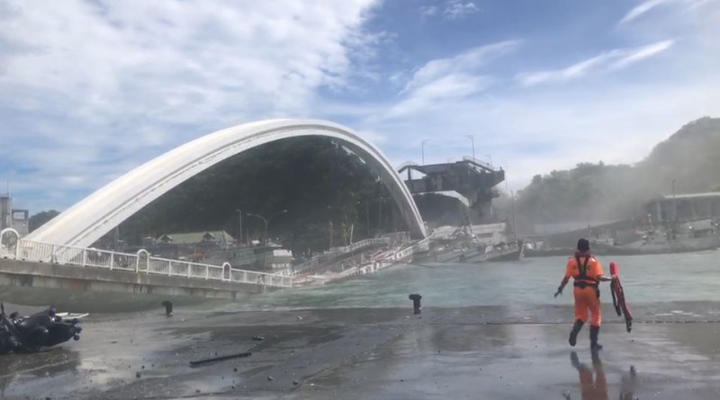 南方澳跨海大橋坍塌，韓國瑜國政顧問團要蔡政府釐清人民疑慮。   圖：翻攝自宜蘭義消提供影片