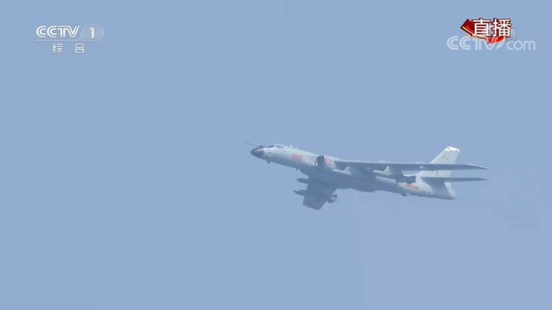 中國大陸戰略轟炸機編隊被稱為轟6N的轟6K改良版首次亮相。   圖：翻攝環球網