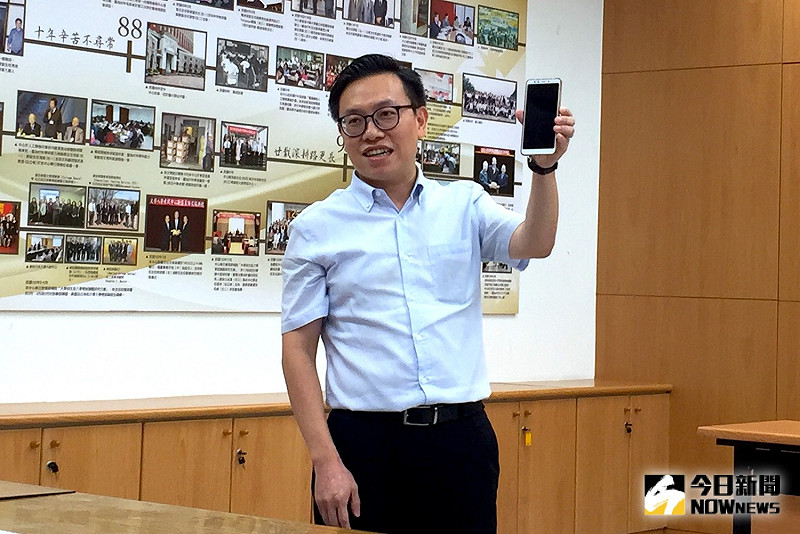 大考中心今（1）日表示，針對手機「未完全關機」、「未放置於臨時置物區」訂定的新罰則，最重甚至該違規考科以0分計算。   圖／記黃仁杰攝，2019.10.01