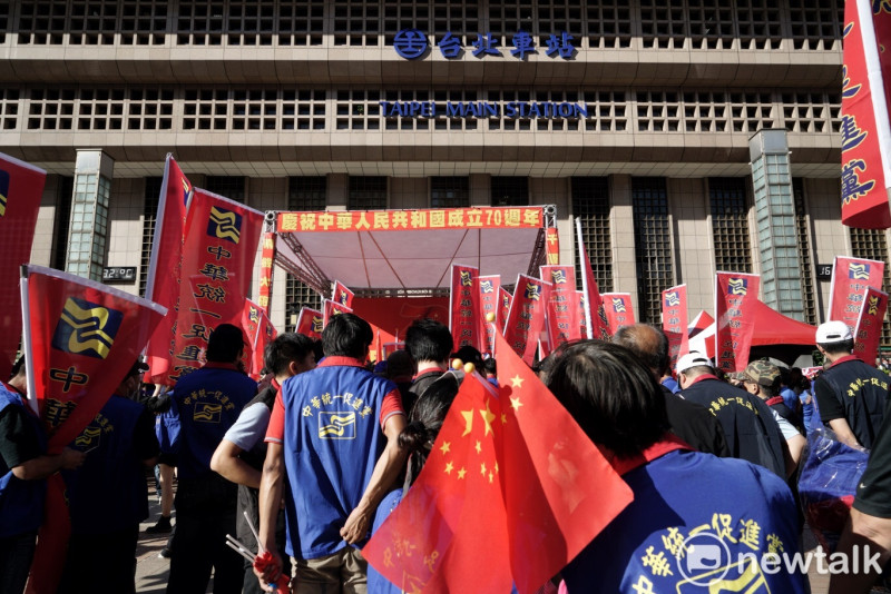 統促黨今日在台北車站外未經核准就搭建舞台、大肆慶祝中共國慶，遭警方蒐證法辦。   圖：張良一／攝