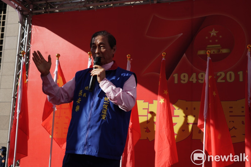 統促黨總裁張安樂在台北火車站前唱中國國歌並發表支持中國的演說。   圖：張良一/攝