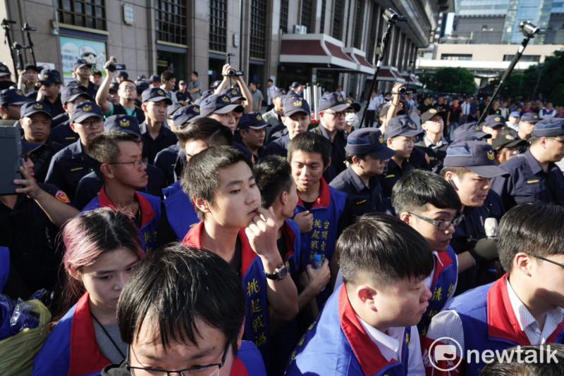 大批警力在統促黨慶祝中國70週年國慶活動後，才開始驅離參與活動的民眾，雖然警方聲聲催促要求民眾儘速離開，但群眾卻是慢條斯理的步行。   圖：張良一/攝
