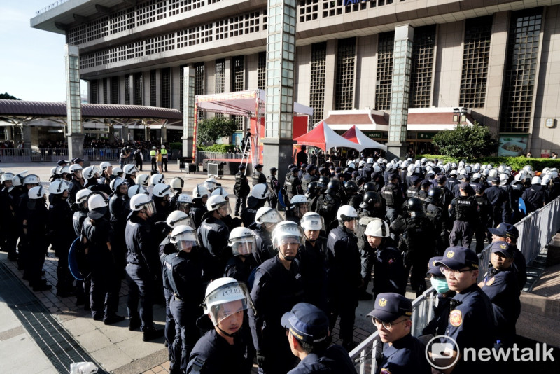 鎮暴警察在統促黨慶祝中國70週年國慶結束，人潮散去後，仍在活動現場警戒。   圖：張良一/攝