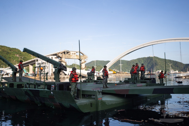 國軍執行架設M3浮門橋作業。   圖：翻攝自國防部網站