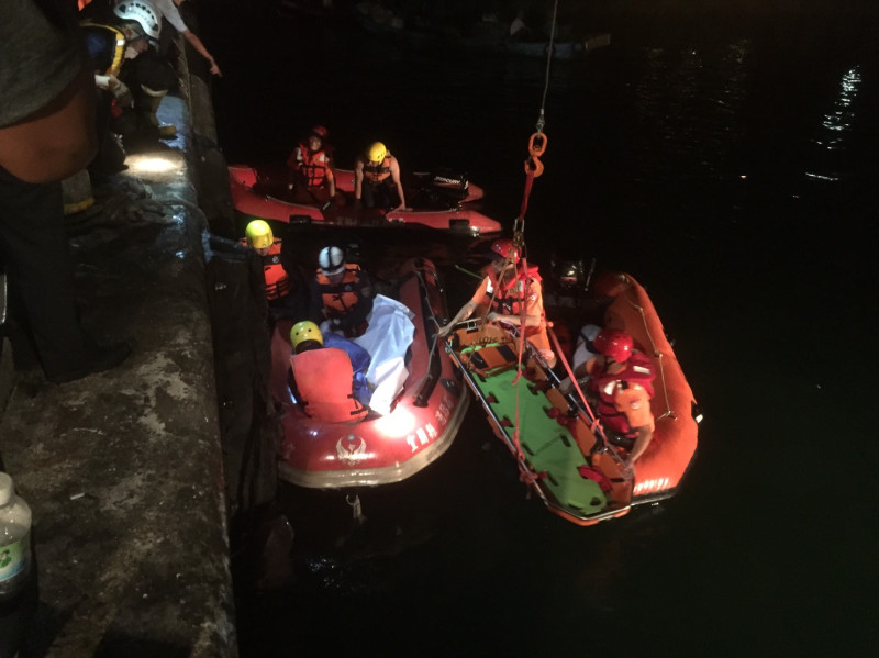 南方澳大橋崩塌意外目前已經造成4名外籍漁工死亡，2名仍待搜尋，中央應變小組於中午說明目前搜救進度。   圖：宜蘭消防局／提供