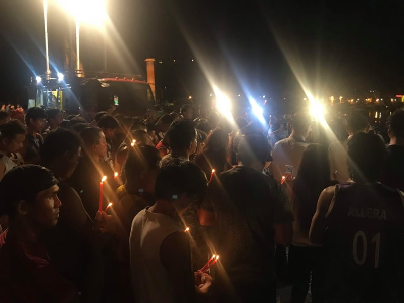 外籍移工們今晚在事發現場手持蠟燭為罹難與失蹤同胞祈福。   圖：翻攝林佳龍臉書