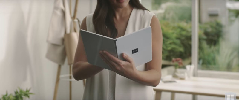 微軟今年年會推出全新「雙螢幕」筆電Surface Neo，功能介於筆電和平板。   圖：翻攝自微軟官方YouTube