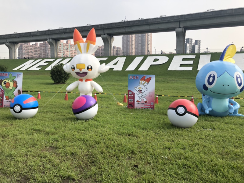 The Pokémon Company 今年即將推出的「寶可夢劍／盾」中的「御三家」敲音猴、炎兔兒、淚眼蜥也來到台灣與皮卡丘攜手登台表演。   圖：網友 Sean Chen ／授權提供