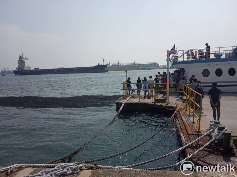 韓國瑜搭光榮號，船尾冒煙後留下長達二十多公尺的粉塵污染港區水面。   圖：孫家銘／攝