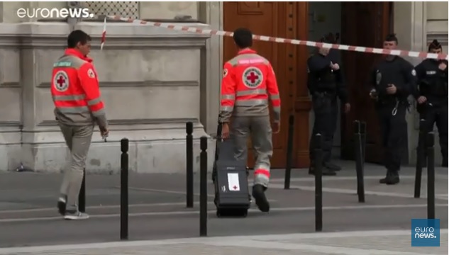 法國巴黎警察總部3日發生一名職員在署內持刀攻擊警員事件。   圖：翻攝Youtube
