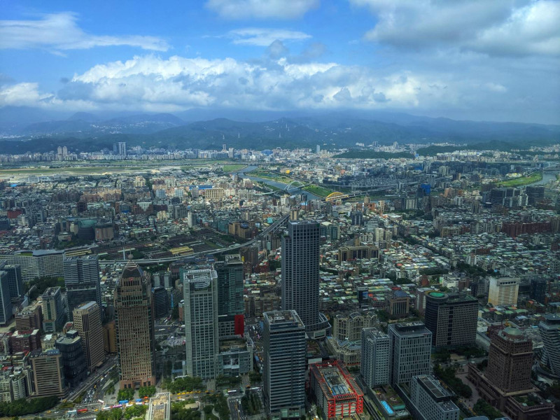 從101觀景台眺望台北市，可以發現許多地面上無法看到的有趣景象。   圖：謝佳真／攝