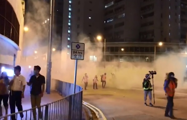 香港防暴警察在太古地鐵站附近發射催淚彈驅散人群。   圖：翻攝RTHK NEWS臉書影片