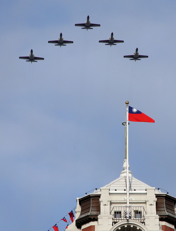 國防部4日出動象徵國機國造的IDF經國號戰機，飛越總統府上空，進行雙十國慶預演。   圖：中央社