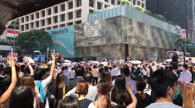 香港特首林鄭月娥宣布實施「禁蒙面法」後，香港民眾走上街頭抗議。   圖：翻攝桑普臉書