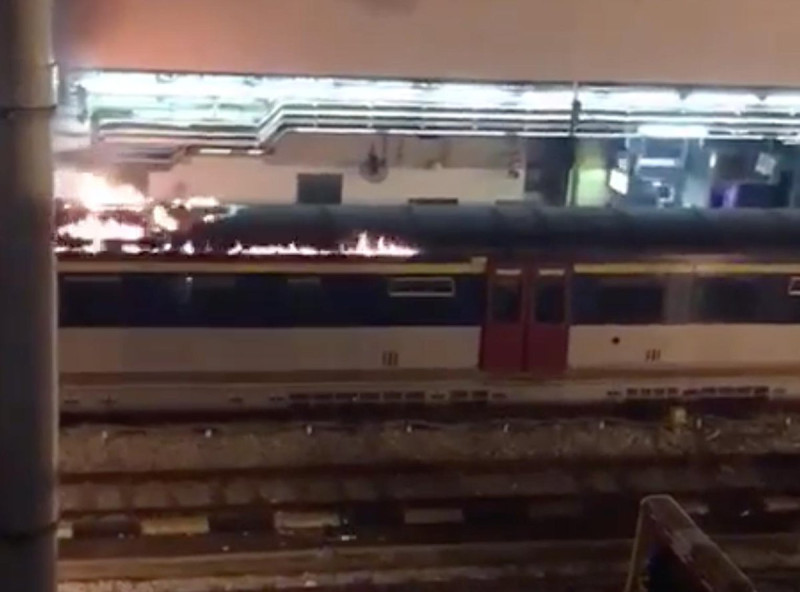 香港政府實施禁蒙面惡法，全港18區首度遍地開花，示威者激烈抗議，港鐵傳出有列車遭到縱火。   圖：翻攝自香港MTR Service Update ‏推特