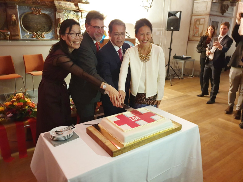 我駐瑞典代表廖東周（右二）夫婦，與台瑞國會議員協會副主席Mats Berglund（左二）、瑞典華人聯誼會會長林美芳（左）一同切國慶蛋糕。   圖：翻攝自駐瑞典代表處網站