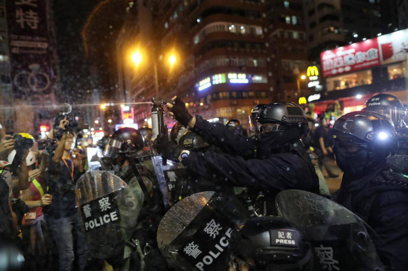 香港記協發表聲明，稱記者採訪示威活動時，經常會配戴防毒面罩，免被警方使用之催淚彈和胡椒噴劑釋出的有害及刺激物所傷，但卻可能因「禁蒙面法」而受截查、盤問、甚至被捕。   圖：翻攝香港記者協會 Hong Kong Journalists Association臉書