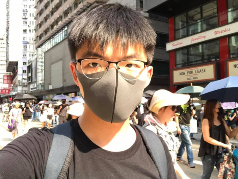 反「禁蒙面法」，香港民間團體下午3點再啟動「全民蒙面遊行」。知名社運人士黃之鋒也出現在遊行現場。   圖：翻攝黃之鋒 Joshua Wong臉書