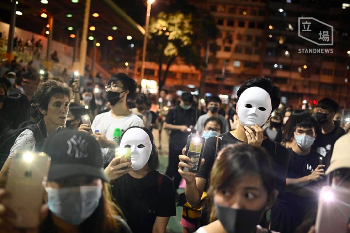 港府施行禁蒙面法，不過今日仍有眾多香港市民參與「反禁蒙面法」示威遊行，且大部人都使用口罩蒙面。   圖：翻攝立場新聞