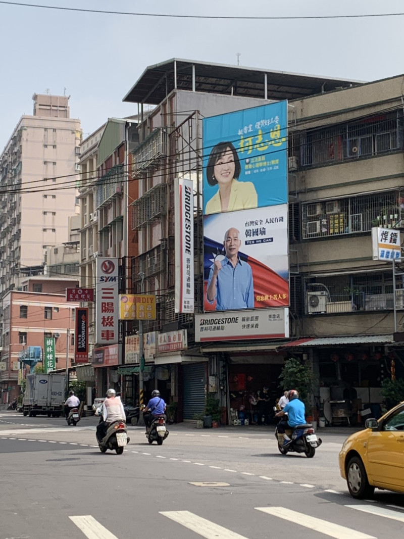柯志恩、韓國瑜在板橋街頭的看板並未合體,部分藍營支持者頗有微詞。 圖:王峻昌/攝