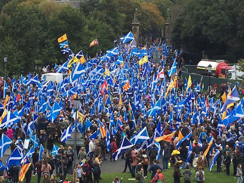 逾20萬支持蘇格蘭獨立民眾在愛丁堡示威遊行。   圖/翻攝自Dr Paul Monaghan推特