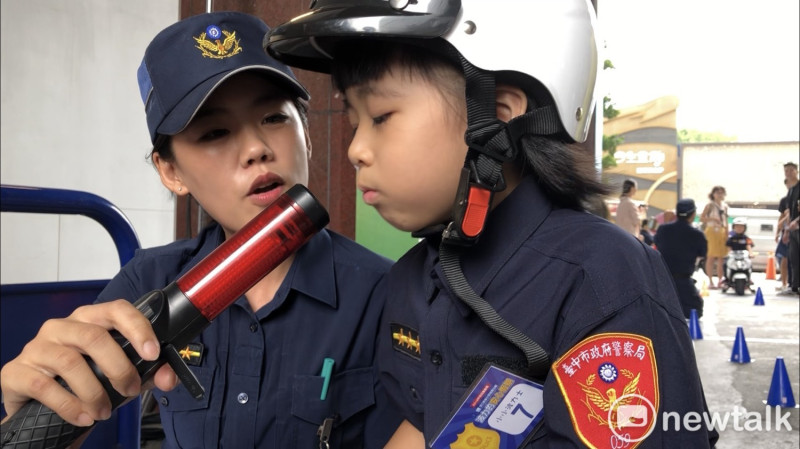 警察姊姊教小朋友如何執行酒測。   唐復年/攝