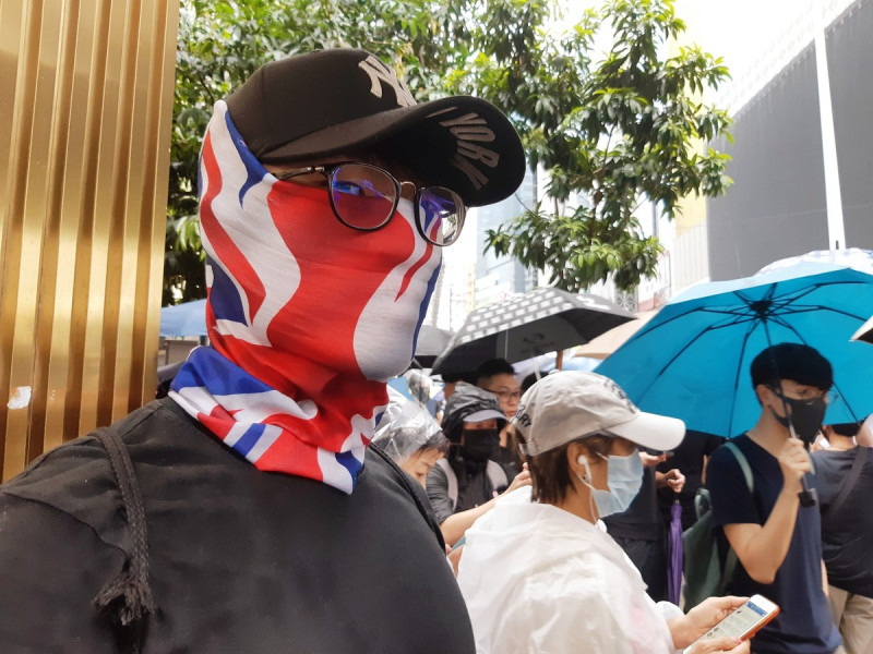 20多歲的阿田（化名） ，以紅、白、藍色頭巾蒙面參與遊行。   圖/翻攝自香港立場新聞