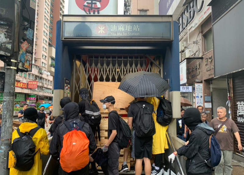 今天下午，港鐵油麻地站受到破壞，出入口被圍封。   圖/翻攝自香港立場新聞