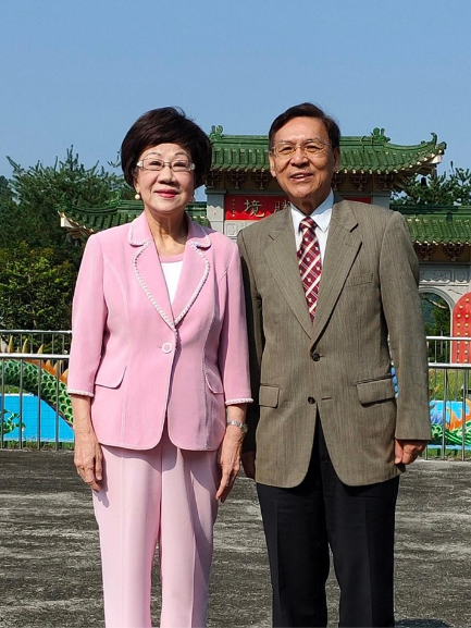 前副總統呂秀蓮(左一)和前南投縣長彭百顯(右一)將以公民連署管道參選2020總統大選。   圖：翻攝呂秀蓮臉書(資料照片)