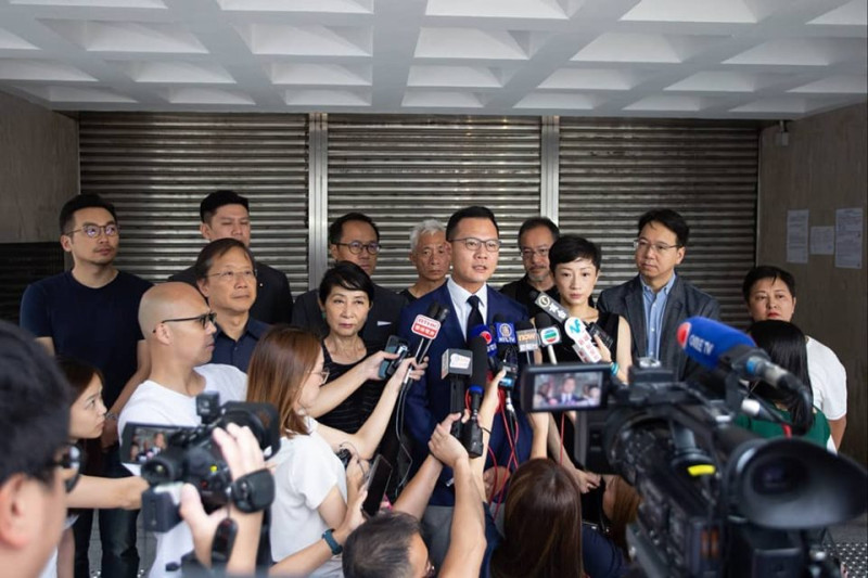 泛民派議員在庭外接受媒體訪問。   圖：翻攝自郭榮鏗臉書