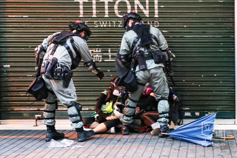 香港實施「禁蒙面法」後，各地爆發激烈抗爭，多名示威者遭到逮捕。   圖：擷取自立場新聞臉書