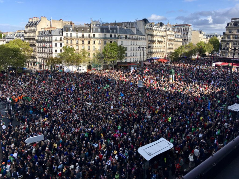 巴黎街頭今日聚集大批民眾上街抗議。   圖：翻攝自La Manif Pour Tous臉書