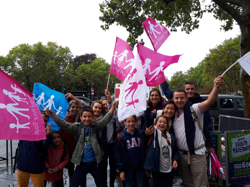 反同婚人士今日齊聚巴黎街頭，抗議政府放行單身女性與女同志接受生殖治療。   圖：翻攝自La Manif Pour Tous臉書