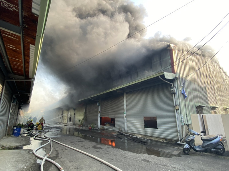 嘉義縣倉庫廠房7日清晨發生火警，現場濃煙蔽天。   圖：嘉義記者公會/提供