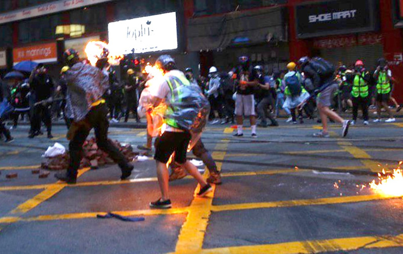 昨天傍晚香港警方在灣仔施放催淚彈，期間有示威者欲向警方投擲汽油彈，卻砸中一名香港電台的記者。   圖 :	翻攝自香港城市大學學生會城市廣播（CBC）