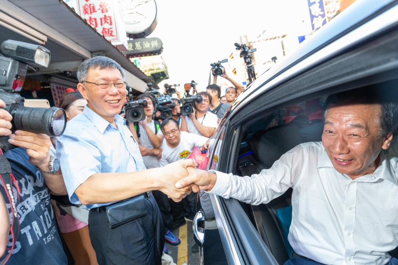 鴻海創辦人郭台銘與台灣民眾黨主席柯文哲在2020立委選戰合作。   圖：台灣民眾黨／提供（資料照）