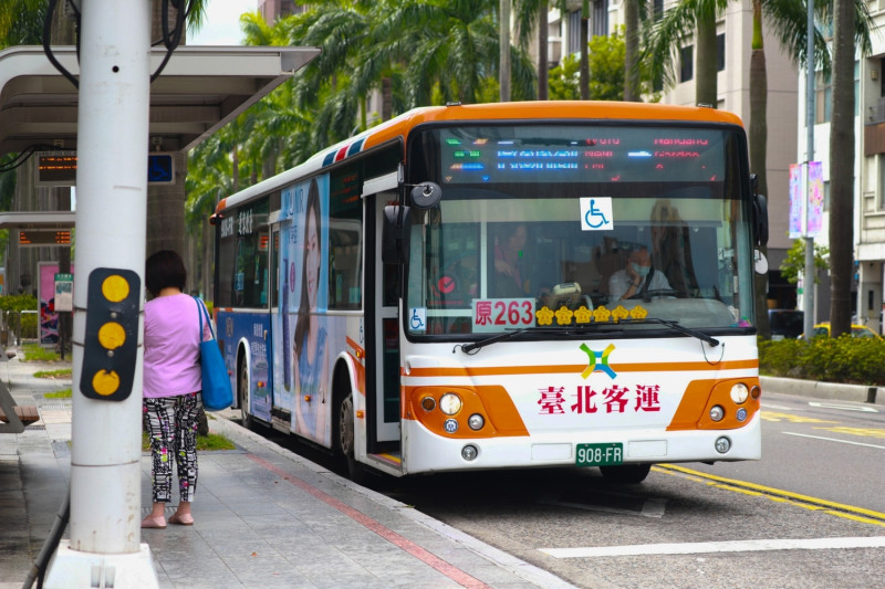 因應路跑活動，台北市10/13公車路線有所更動。   圖：葉宜哲／攝