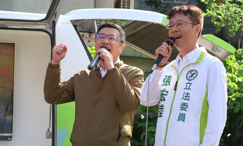 民進黨主席卓榮泰與立委張宏陸8日在婦女部「阿力」胖卡前高歌「愛拼才會贏」。   圖：林朝億/攝